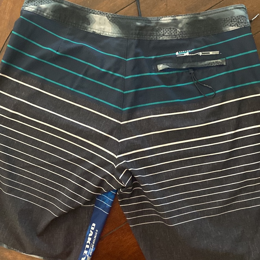 Oakley mens swim shorts. Size 38. Great condition - Picture 4 of 5